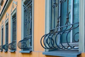 Más que estética: el propósito funcional de las rejas curvas en las ventanas