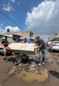 Ante ausencia del gobierno municipal, se solidarizan con familias afectadas por la inundación