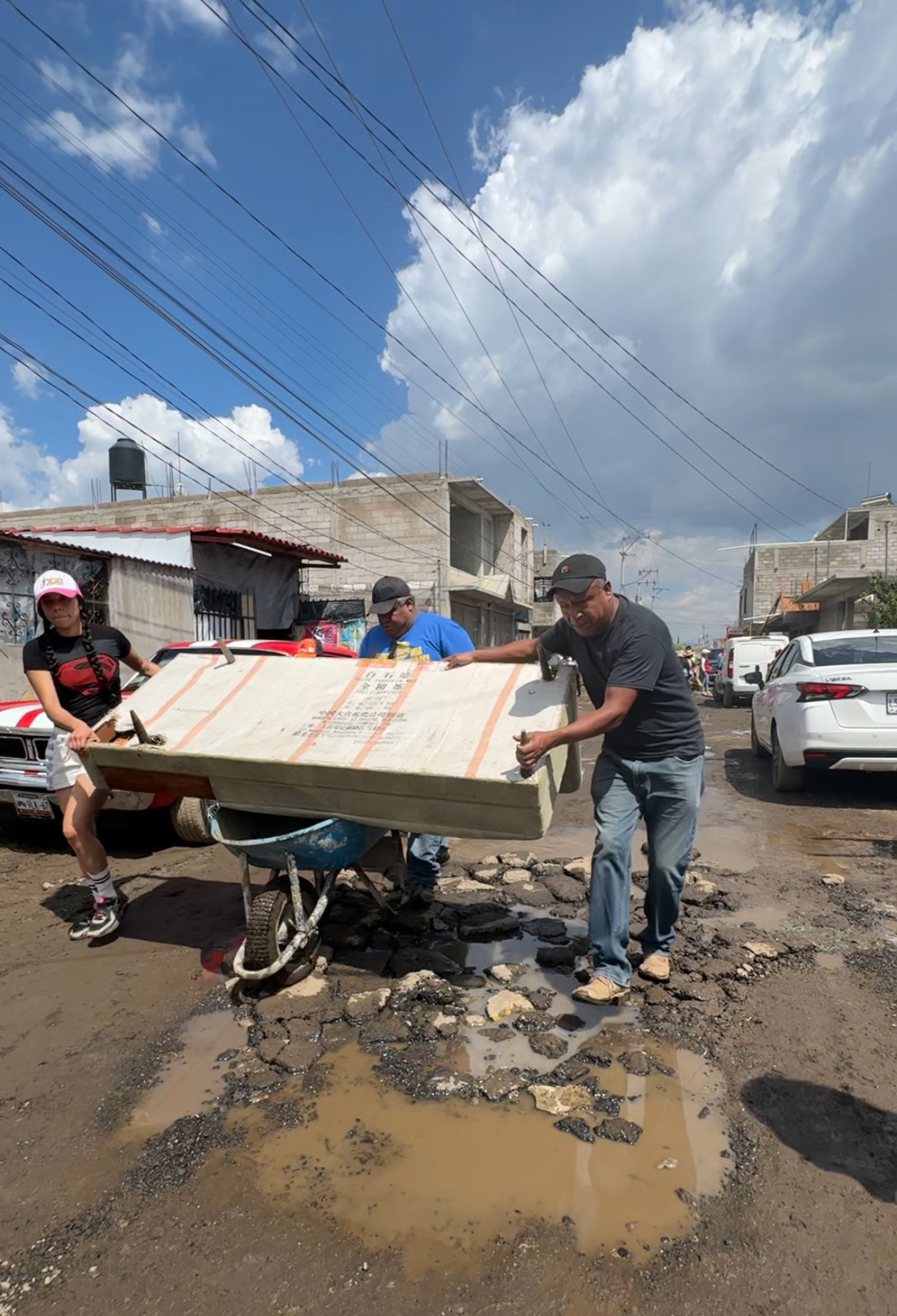 se solidarizan con familias afectadas por la inundación ante ausencia del gobierno municipal