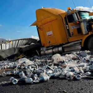 Rapiña en Ecatepec tras volcadura de tráiler con cerveza en la autopista México-Pirámides