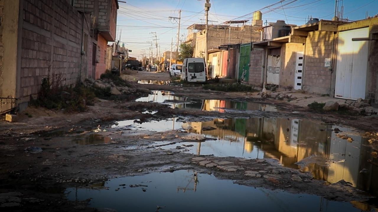 Habitantes de la colonia Víctor Puebla en Texcoco entregarán pliego petitorio al alcalde Nazario Gutiérrez ante crisis de inundaciones y falta de agua potable.