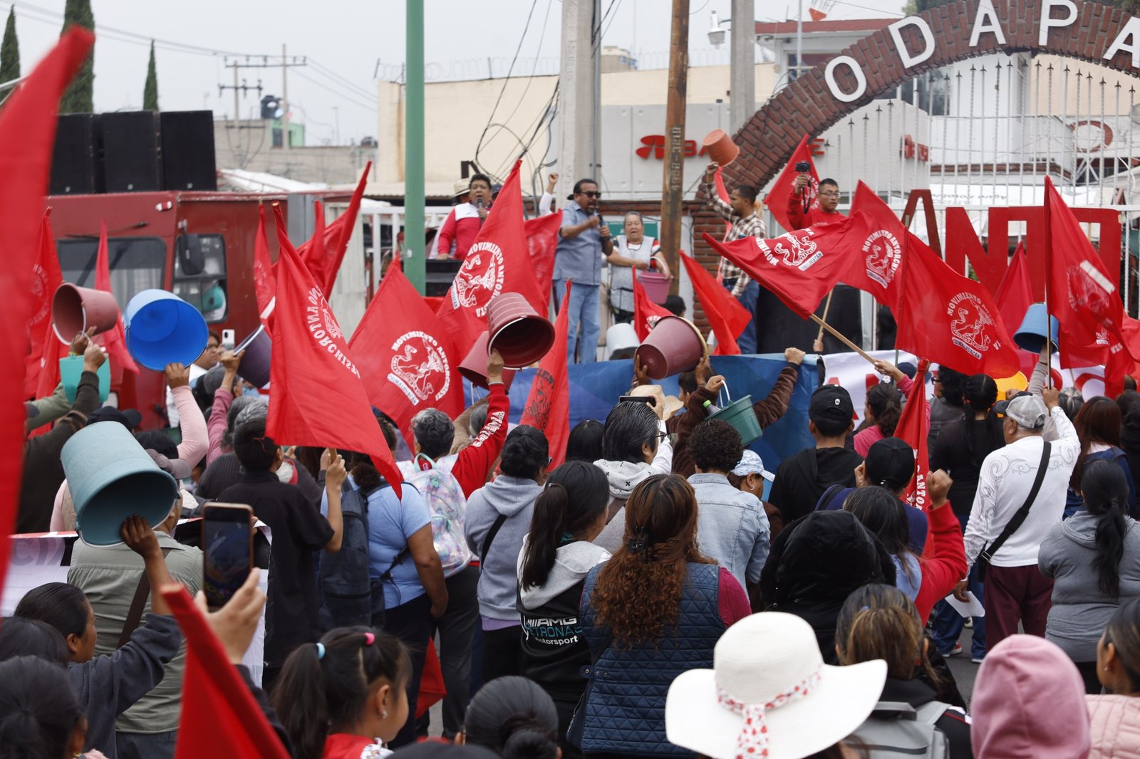 Marcha de las cubetas vacías sacude Chimalhuacán por nueve meses sin agua