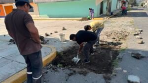 Vecinos tapan baches en Ixtapaluca ante abandono del gobierno de Felipe Arvizu