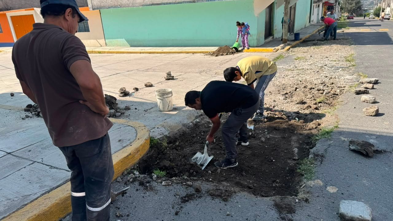 Vecinos tapan baches en Ixtapaluca ante abandono del gobierno de Felipe Arvizu