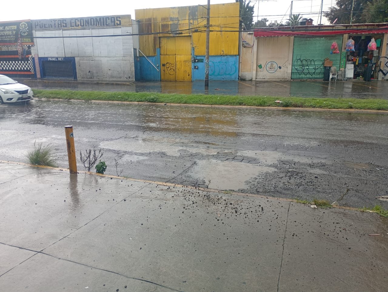 Baches y calles destruidas golpean a miles de familias en Ixtapaluca