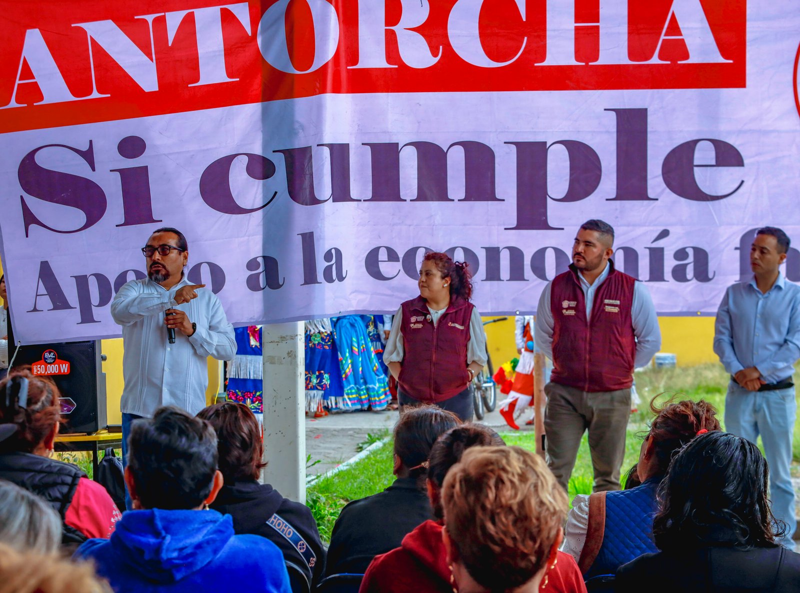 Entrega de despensas alimentarias a habitantes de Chimalhuacán por parte del Movimiento Antorchista y autoridades del Edomex.