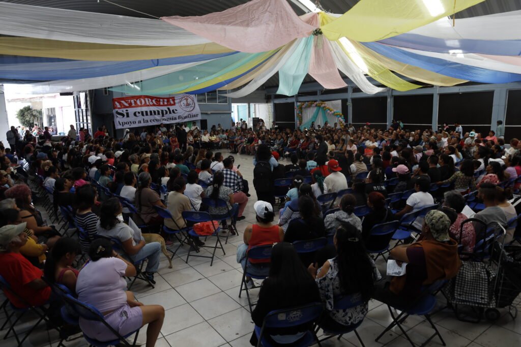 Entrega de despensas en Chimalhuacán.