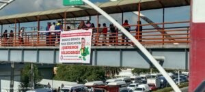 Estudiantes de Ixtapaluca colocan mantas para exigir obras escolares a Felipe Arvizu