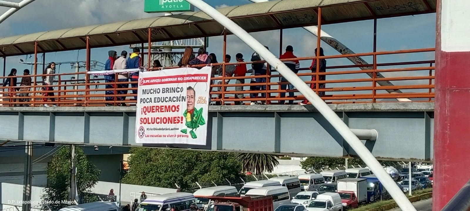 ESTUDIANTES COLOCAN MANTAS PARA EXIGIR OBRAS ESCOLARES