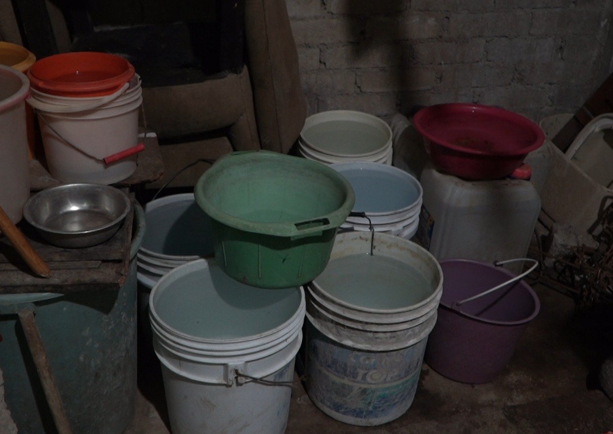 Doña Lucía, de 52 años, tiene que vivir junto a su familia la adversidad diaria por sobrevivir con solo 30 litros de agua.